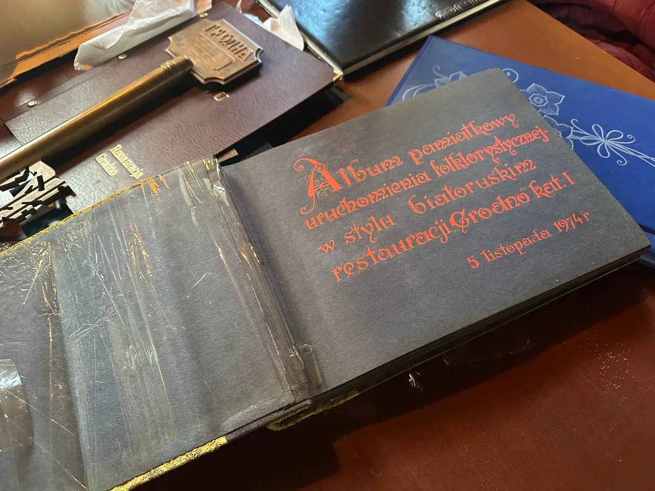 Ключ і альбом з дароўным надпісам, падораныя рэстарану Grodno калегамі з Беларусі падчас адкрыцця 5 лістапада 1974 года. Фота з архіву рэстарана Grodno / Hrodna.life / MOST