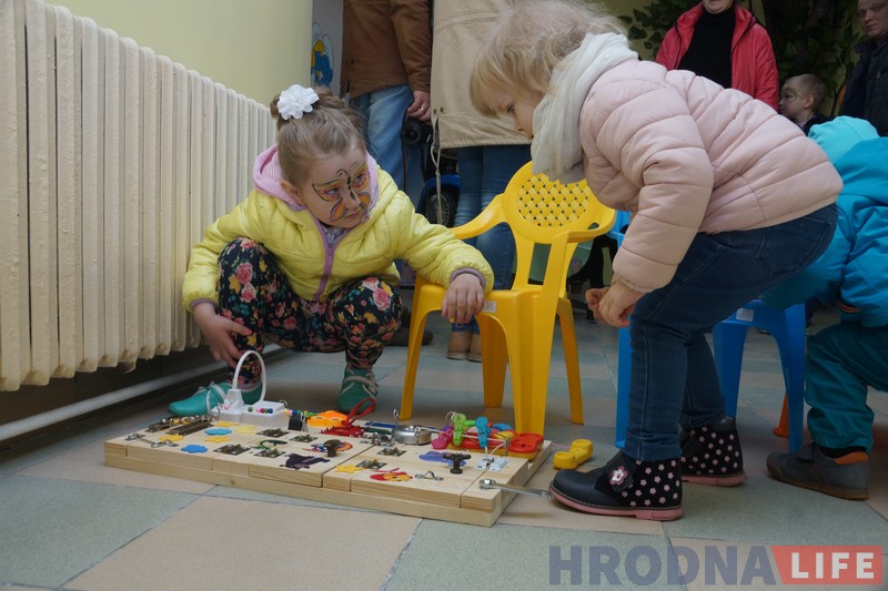 Можно на стуле, а можно под столом. Где стричься в "Подстригульках" - решают маленькие клиенты