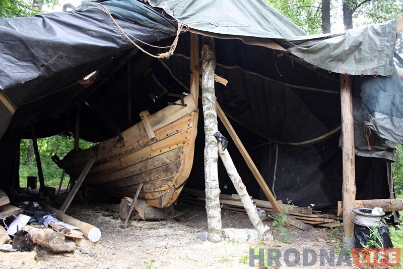 Гродненец по старым чертежам строит ладью викингов, чтобы доплыть до Балтики