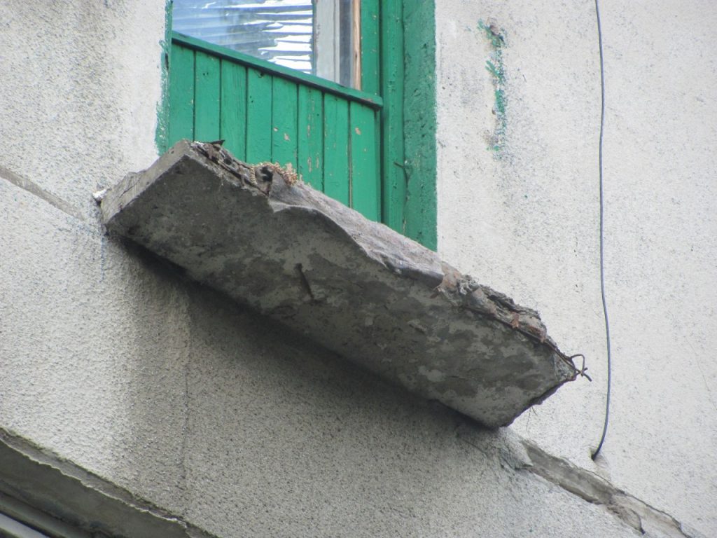 Накануне Нового года в жилом доме в Гродно обвалился балкон