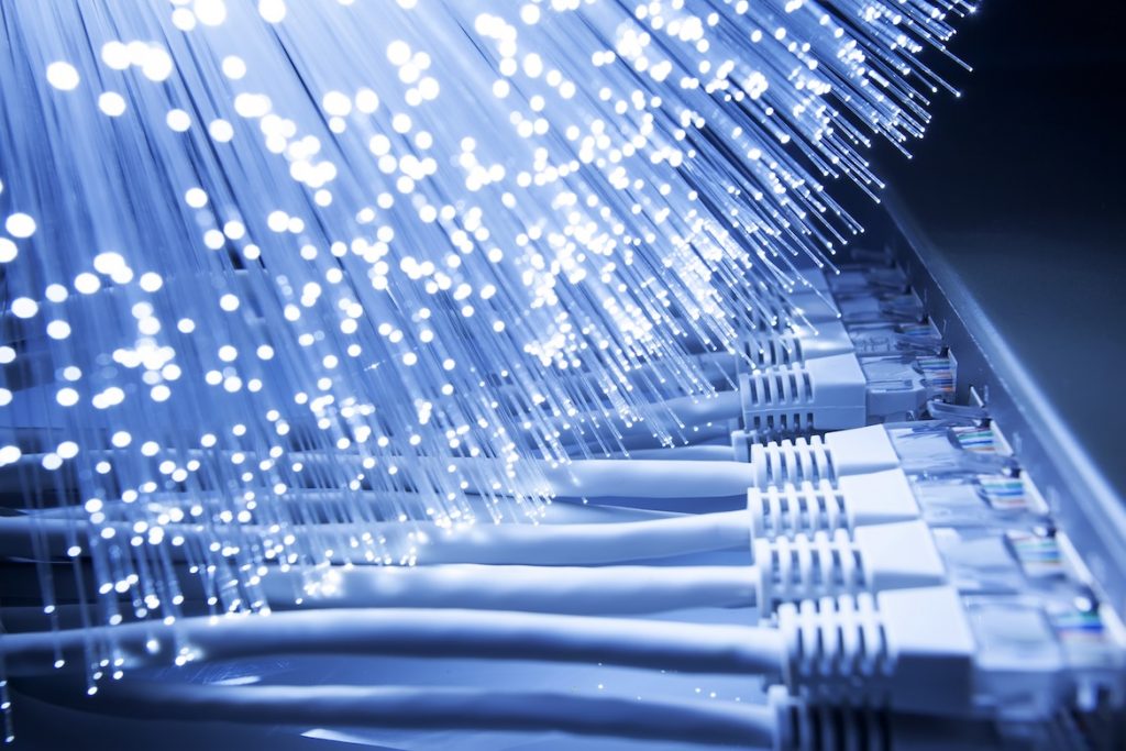 "Белтелеком" расширяет в Гродно GPON: оптволокно придет и в частный сектор Fiber optics background with lots of light spots