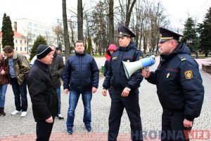 Гродненцы приходят подписаться за Тихановскую, несмотря на задержания