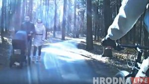 Рыбного места больше нет. На Немане спасатели распилили лед, чтобы рыбаки не утопились