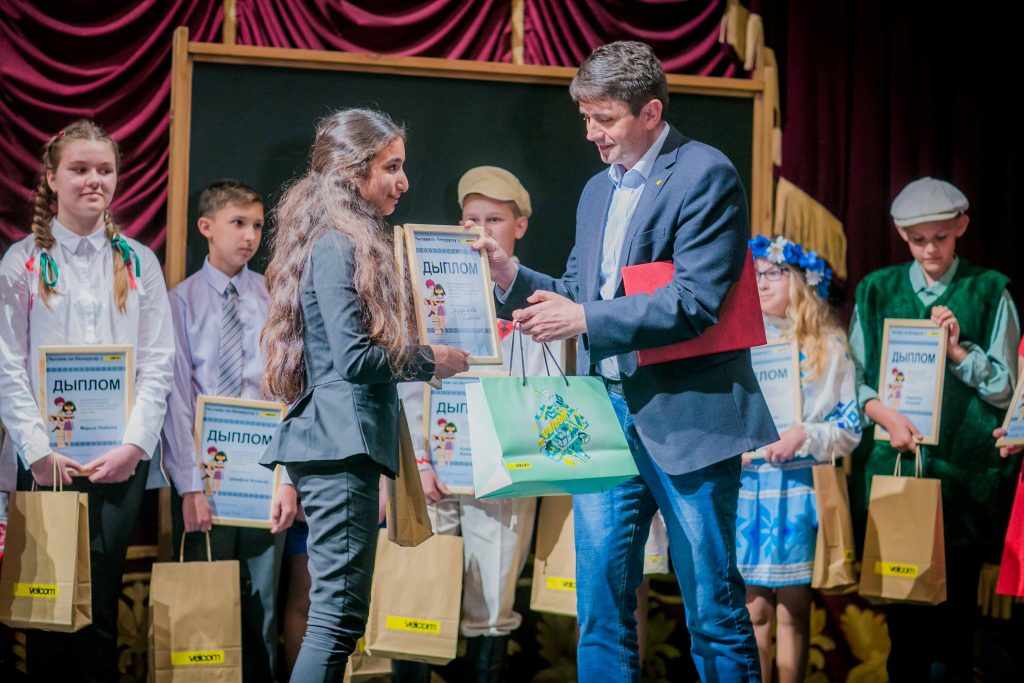 Школьницы из Гродно победили в конкурсе «Чытаем па-беларуску з velcom»