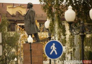 Зачем белкам забор, а колясочникам - пандусы. Коммунальники то слышат Юлию Коледу, то не слышат, а она все равно пишет