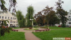 Сквер за "текстилями" переживает последнюю осень: там построят офисный центр. Что думают гродненцы?