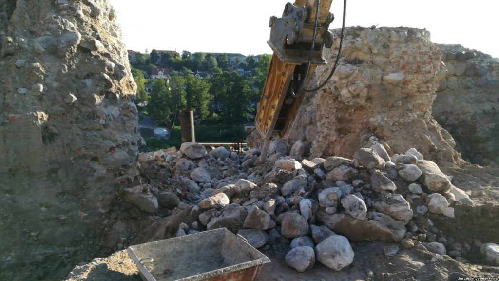 Прокуратура ответила насчет разрушенной «стены Витовта» Старого замка Гродно