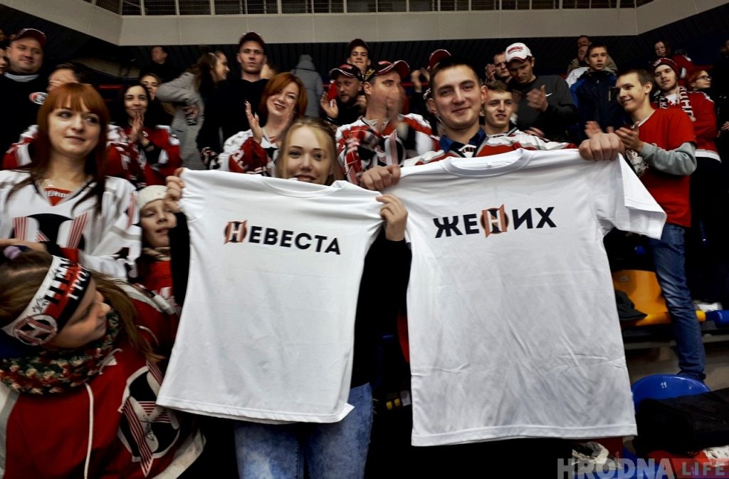 Болельщик "Немана" сделал предложение своей девушке на хоккейном матче в Гродно