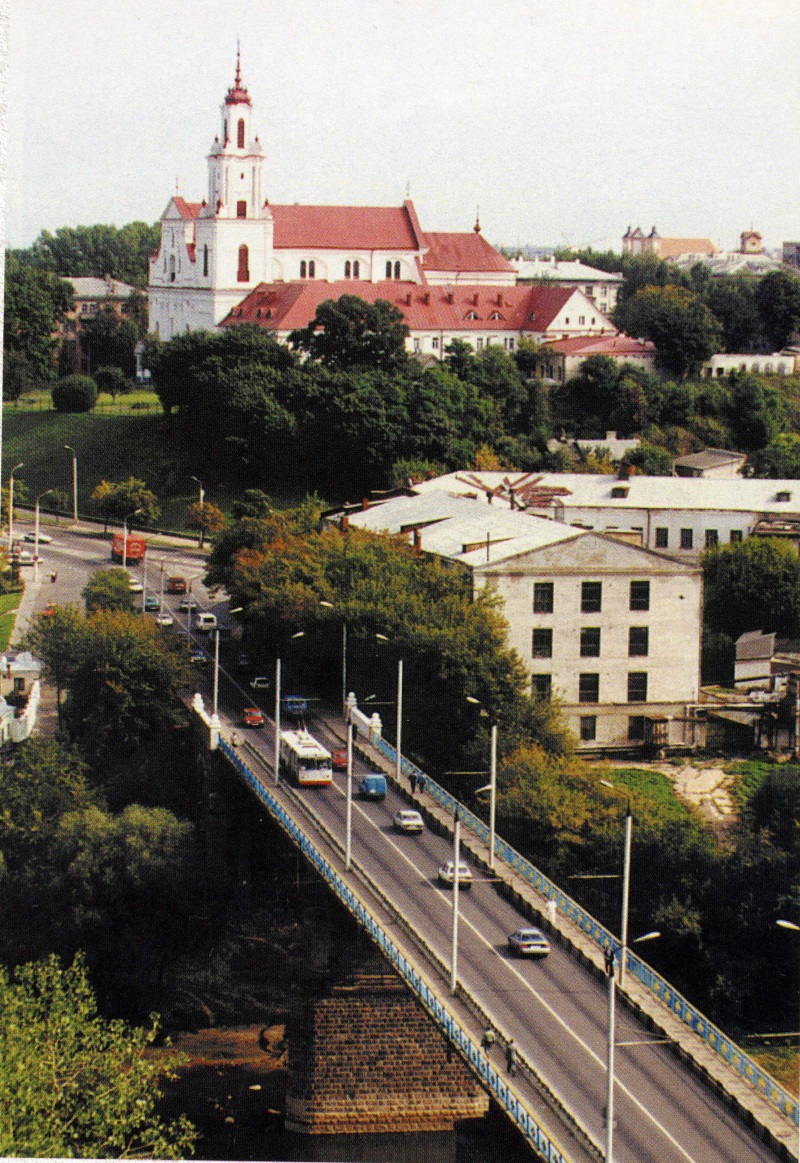 По Старому мосту ехалась по зелёному туннелю. Снимок 2001 г.