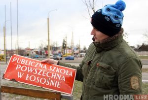 "Рисковал, но сохранил". Гродненец показал табличку, которую спрятал его прадед в 1939 году