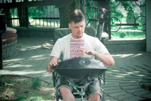 "Не хочу быть обычным уличным музыкантом". Александр Зимин собирает деньги на новый хэндпан