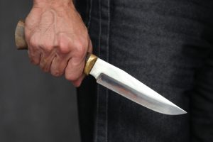 В Лиде парень решил познакомиться и ударил собеседника по бедру. Ножом