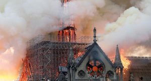 Горел собор Парижской Богоматери, обрушился шпиль. ВИДЕО