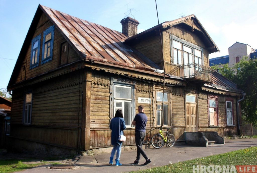 «Отдайте дом и мы спасем его». Семья гродненцев хочет сохранить деревянные дома в Новом Свете