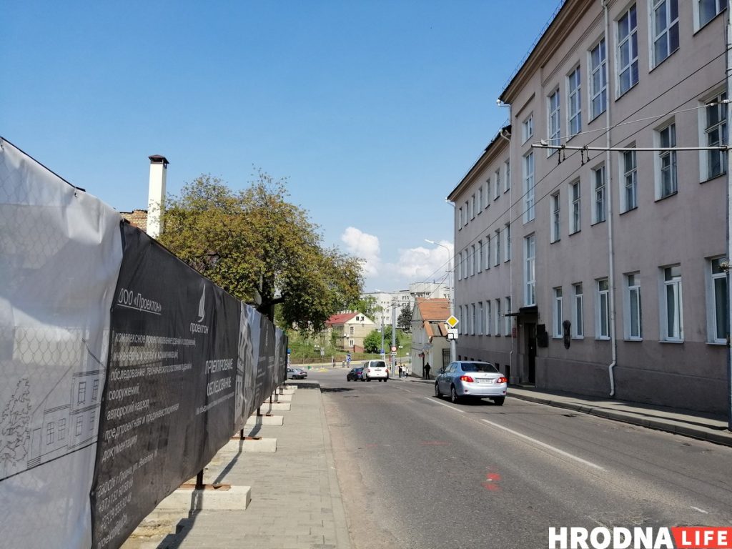 Видеофакт: Ломали вишню экскаватором, так как не было пил