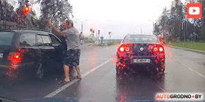 В Гродно пассажиры Mercedes станцевали на дороге. Очевидец заснял перформанс на видео