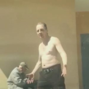 В Гродно мужчина разбил бампер чужой машины на глазах у владельца. Теперь его ищут