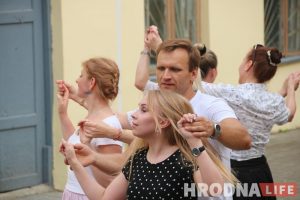 Пожилые гродненцы открыли сезон танцев на свежем воздухе