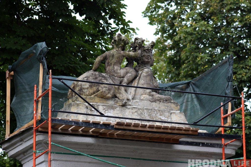 На въездных воротах Нового замка реставрируют скульптуры сфинксов 