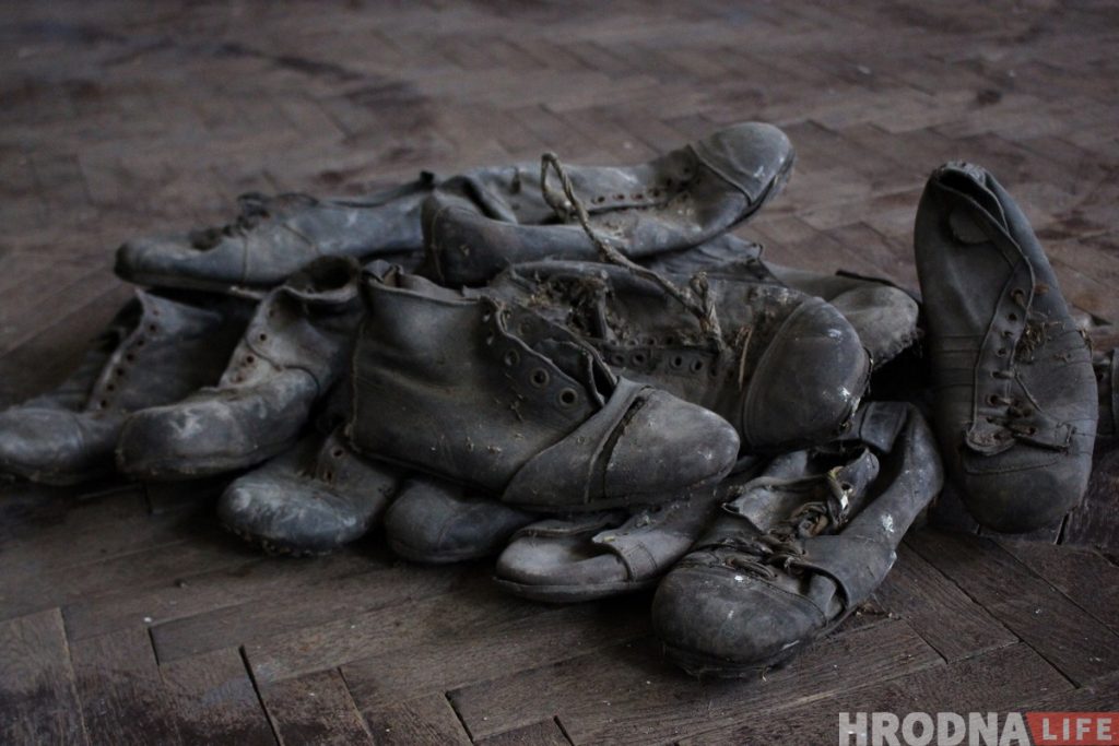 «Задача - сделать живыми». Гродненский мастер восстанавливает 90-летние бутсы для музея футбола