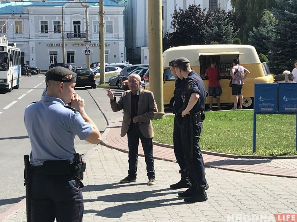 «В любой другой стране мной гордились бы». На свистуна в центре Гродно вызвали милицию