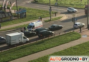 Утром на Девятовке образовался паровозик из трех авто. Между автомобилями зажало мужчину
