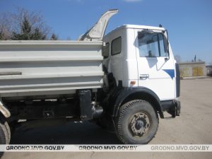 Парень угнал МАЗ и покатался на нем по школьному двору