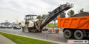 На выезде из Гродно устраняют колейность, чтобы обезопасить движение