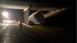 Фура под Новогрудком врезалась в опору путепровода: водитель погиб