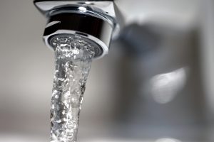 вода з крану вода из крана