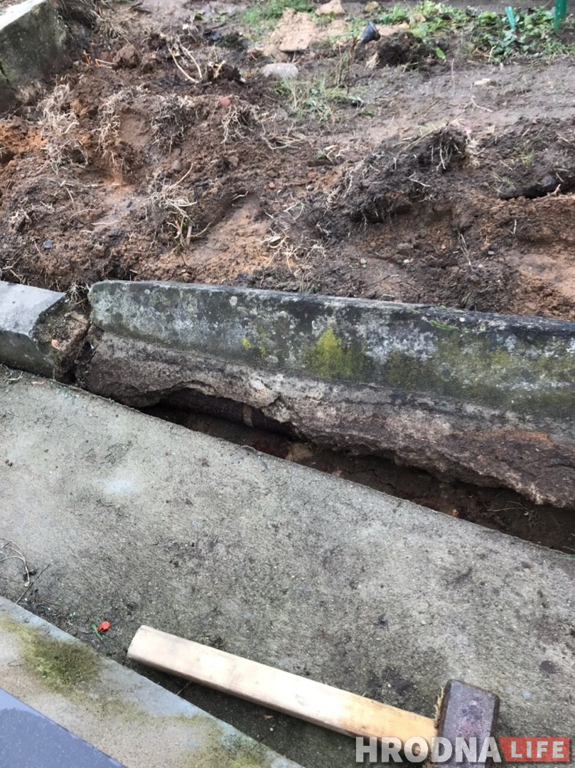 В Гродно при демонтаже старого надгробия рабочий обнаружил снаряды времен Второй мировой В Гродно при демонтаже старого надгробия рабочий обнаружил снаряды времен Второй мировой
