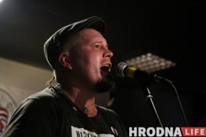 Алесь Денисов на концерте группы Dzieciuki
