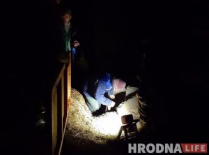 Сантехник и волонтеры 10 часов спасали кота. Он провалился в колодец заброшенной теплотрассы