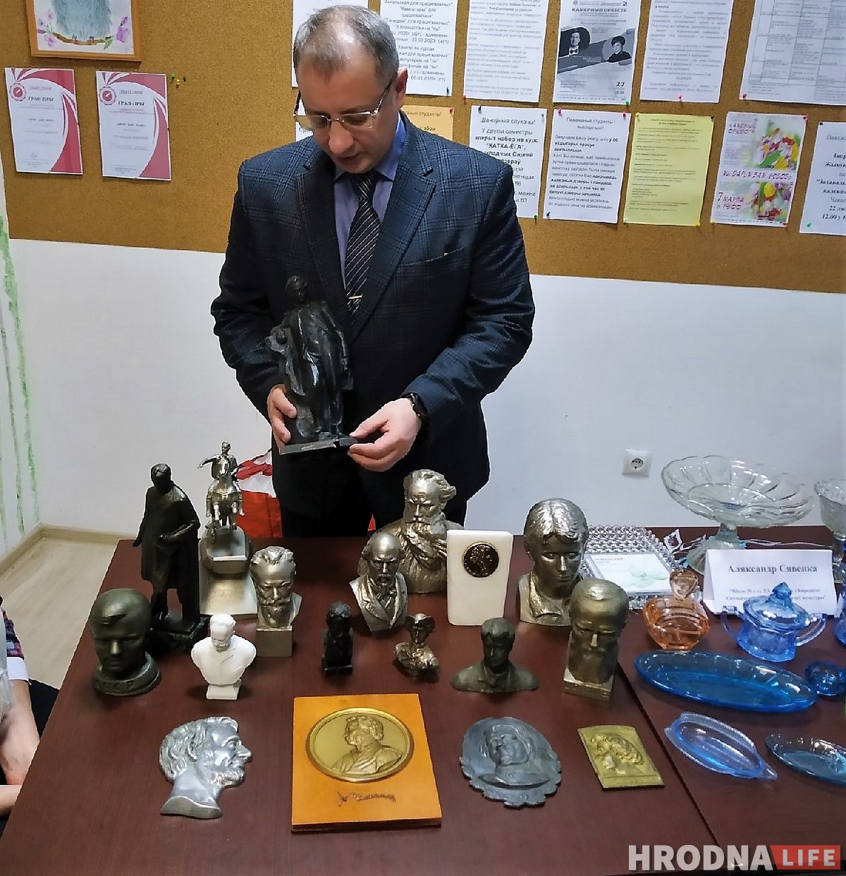 Ад цукерачных фанцікаў да аскепкаў Пампеі. На Жывой бібліятэцы распавялі, што калекцыянуюць гродзенцы