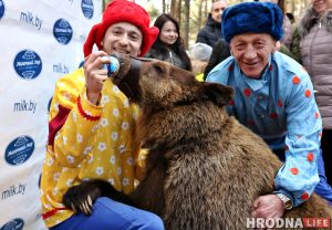 С блинами и медведицей: в Гродно провели зиму массовыми гуляниями в Пышках