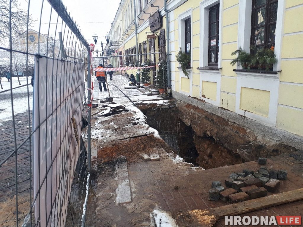 «Новый вход - современное решение». Кто разрешил копать и пробивать стену в старинном подвале на Советской?