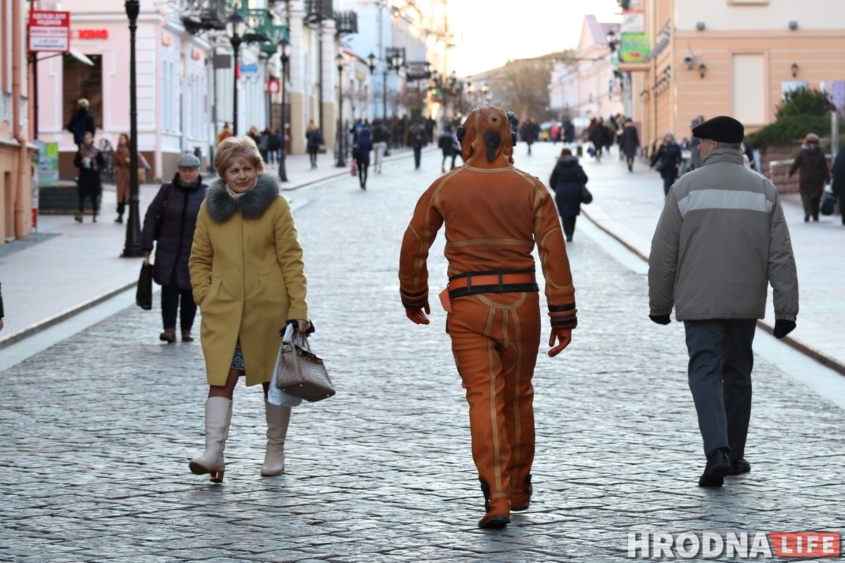 Фотафакт: Па Гродне шпацыраваў мужчына ў ахоўным касцюме