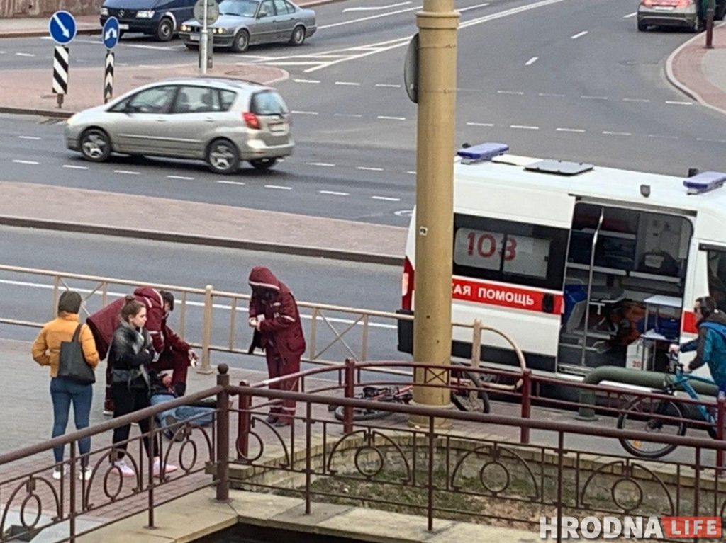 Возле Старого моста серьезно пострадал велосипедист. Он ударился об столб и упал