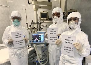 Минздрав просит пожилых оставаться дома, всех - держать дистанцию полтора метра
