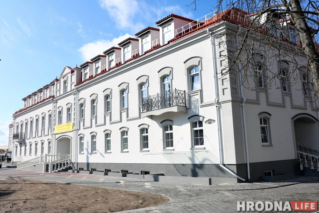 ГЦ "Палац" бізнесмен Сямашка пабудаваў прыкладна на месцы дома, які знеслі ў канцы 1980-х. Новы будынак стылістычна набліжаны да знесенага. Фота: архіў Hrodna.life
