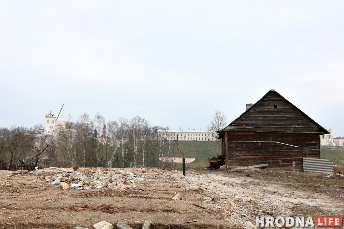 Участак з відам на замкі: навошта на Леванабярэжнай спілавалі старыя таполі?