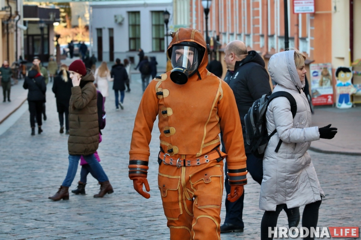 «Я давно был готов». Почему гродненец ходит по городу в противогазе
