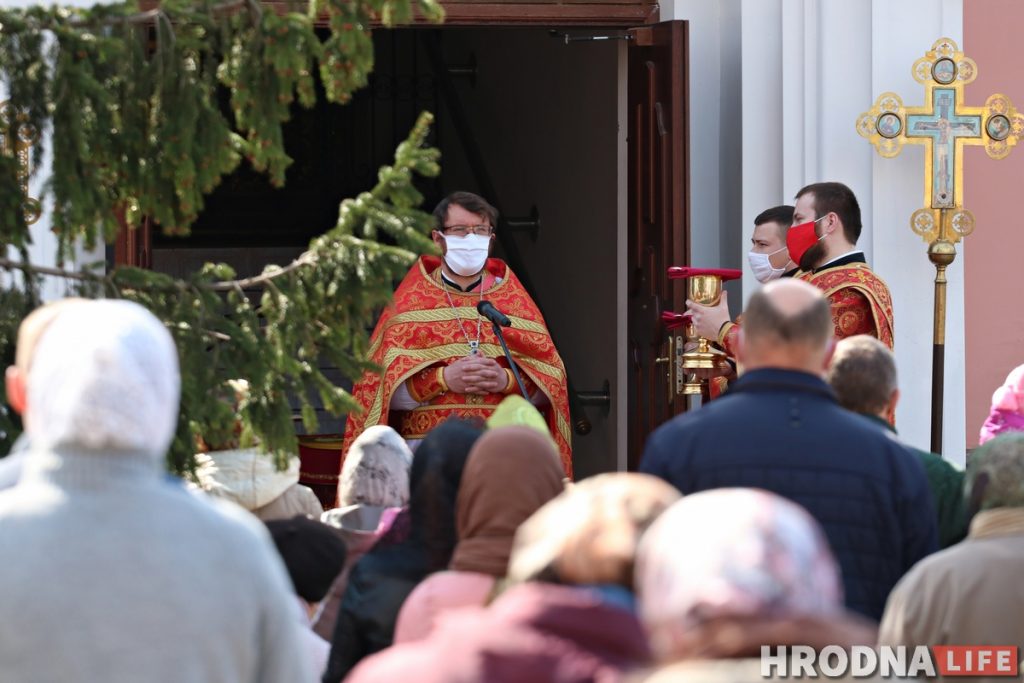 Литургия в Покровском соборе прошла на улице. Священники были в масках