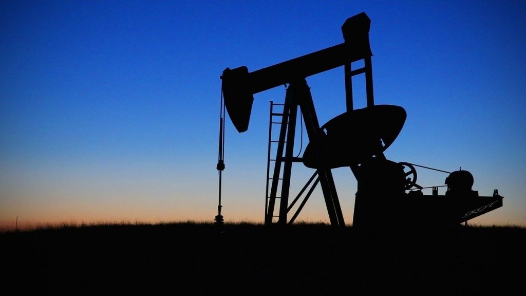 СМИ: Страны ОПЕК+ договорились сократить добычу нефти