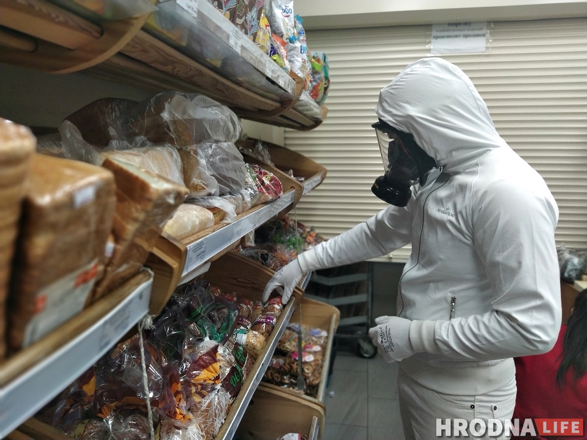 «Я давно был готов». Почему гродненец ходит по городу в противогазе