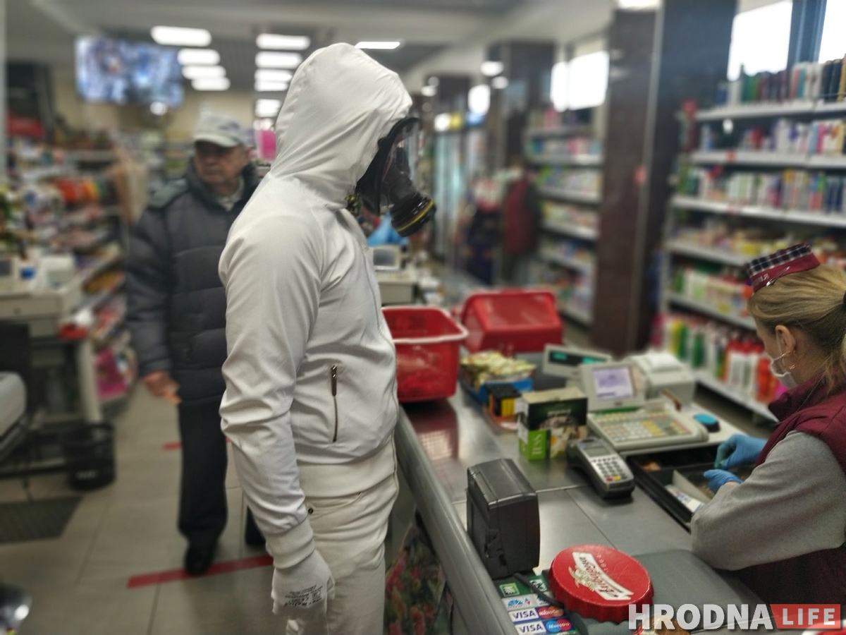 «Я давно был готов». Почему гродненец ходит по городу в противогазе