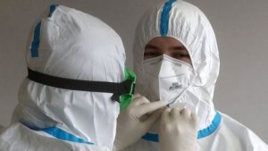 Сovid-19: Как лечат пациентов и защищают врачей в Беларуси и России