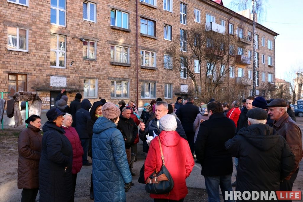 «Какой коронавирус? У нас ремонт не доделали!» Жители Гагарина вышли на улицу с претензиями