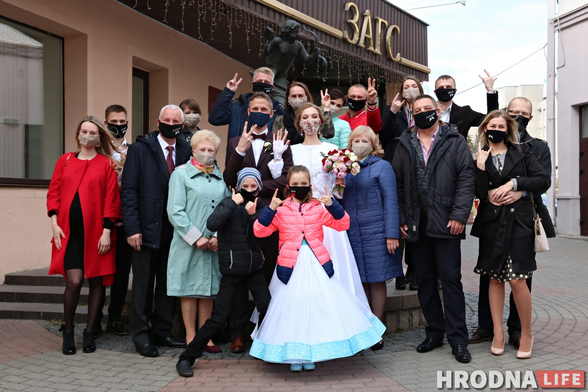 Вяселле падчас каранавіруса: у Гродне маладыя і госці прыйшлі ў ЗАГС у масках