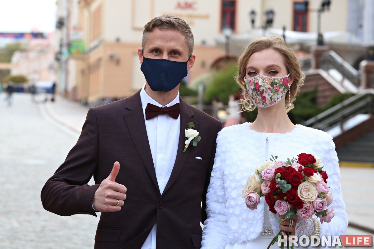 Вяселле падчас каранавіруса: у Гродне маладыя і госці прыйшлі ў ЗАГС у масках